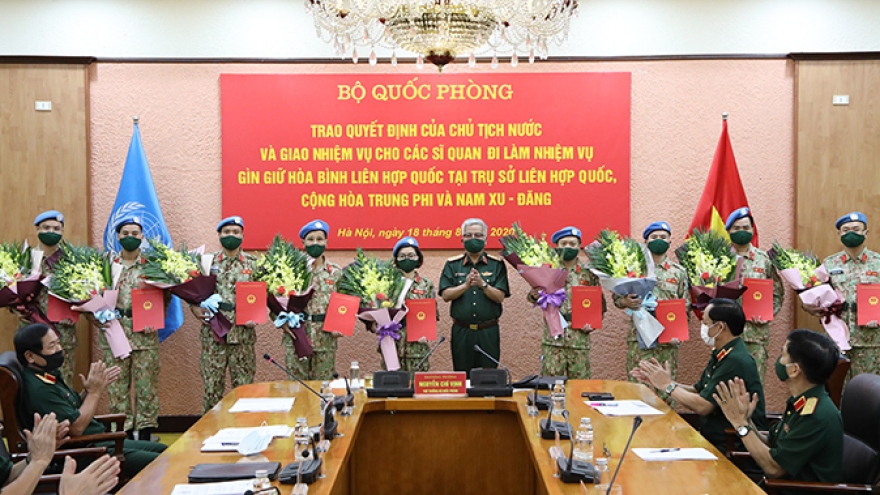 Trao quyết định cho 10 sĩ quan Việt Nam đi làm nhiệm vụ gìn giữ hòa bình